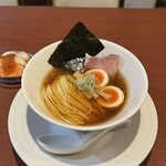 酒肴場 屯 - 津軽煮干し中華蕎麦（味玉入り）¥950、さば棒寿司¥250