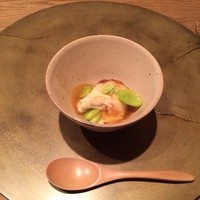 六雁 - 空豆の蜜煮が入った蒸した鯛の前菜です。