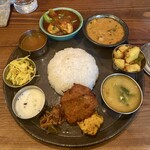 Toi In Shokuten - curry２種+本日のおかず