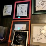 七輪焼肉 楽しいら - 百名店の証とサインの山