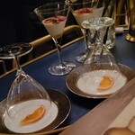 TOKYO Whisky Library - オレンジをバーナーで炙ったあと、グラスを このようにおいて 香り付けをしている