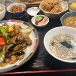 中国料理 頤和園 - 主菜の沙茶醬炒めに加えて、
      副菜は、チャーシュー・唐揚げ・カレーマーボー・サラダ・漬物×2
      デザートも×2