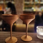 TOKYO Whisky Library - ①ウッディな器 一口目は、かなり癖?香りのある水割りだが、合わせた料理の後飲むと、全く癖を感じなくなる、不思議な味わい