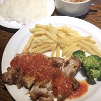 渋谷アチェーゾ - チキンステーキ　ガーリックトマトソース　1,000円 スープバー・ドリンクバー付き