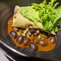 Conico - タマレ（メキシコ風ちまき）
                      
                      トルティーヤの中に
                      まめペースト
                      バナナの皮で包んでる
                      。下は黒豆。
                      まめの柔らかい味と柔らかいトルティーヤで美味しい！