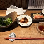 奥新 鮨屋のうおきん - 最初のつまみ、ワカメきゅうり、煮たこ、カニ酢