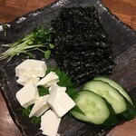 酒菜 いちえ - 韓国海苔で巻く。ここにもチーズが。チーズとキュウリがマッチしていたー。