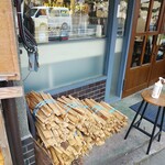 Pizzeria da ciccio - お店の前には 薪が積まれています。