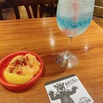 怪獣酒場 - ガーリックシュリンプ(ほぼアヒージョ感)とフルーツトニック(種抜きのさくらんぼ付。ゼリー感もあり飲みやすい