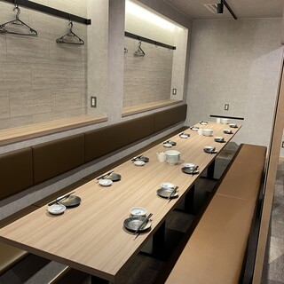 和モダンで落ち着いた空間◆最大24名様の宴会もOK！半個室有