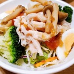Gasuto - 蒸し鶏とキノコのサラダ