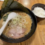 クリーミーTonkotsuラーメン 麺家 神明 - 