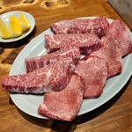 炭火焼肉ホルモンさわいし - ヤバイ皿がきた