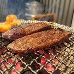 炭火焼肉ホルモンさわいし - 黒毛和牛特選ハラミを焼く 奥のチラ見せはホルモン