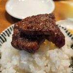 炭火焼肉ホルモンさわいし - 控えめに～黒毛和牛特選ハラミのオンザライス
