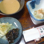 茶寮 大路 - 地獄蒸しランチ（￥1680）の小鉢（おからの酢の物）、香の物、ゴマだれ
