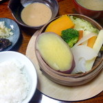 茶寮 大路 - 地獄蒸しランチ（￥1680）の野菜蒸し・ゴマだれ・香の物・ご飯。プラス蒸し海老・茶そば・小鉢で1680円は割高感が・・・。リピートは無しです。
