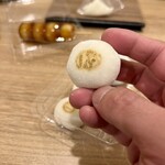 村上菓子舗 - ひとくちポテト大福1個38円。