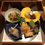 個室会席 北大路 - ◇前菜
            ・新取菜お浸し
            ・蟹寿司桜の葉包み
            ・蓮根豆腐　蛸柔らか煮
            ・玉子かすてら
            ・桜鱒菜種焼き
            ・筍板半
            ・姫サザエ旨煮