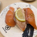 回転寿司 みさき - 生サーモン三貫盛り（570円也）