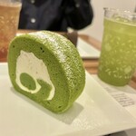 ナナズ グリーン ティー - 下水出し宇治煎茶と抹茶ロールケーキです