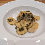 La Stalla - わかば屋さんによると山菜は土地によって全然違うそうで、茨城県のものは重いというか鈍重です。標高が高いところの方がスッキリしてるそうです。