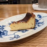 La Stalla - タレッジョとリコッタのダブルチーズケーキ。ちょっと甘いチーズというくらいの塩梅。めちゃくちゃ良い。