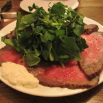 クスクス　ルージール - 料理写真:和牛 希少部位とも三角のローストビーフ サラダ仕立て