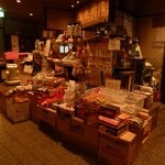 道 - 【改装前の写真】 駄菓子がたくさんの店内(2013.10)