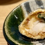 日本橋 蕎ノ字 - 食べやすく身がカットされています。衣にも貝の旨味が溢れ磯海苔との相性も抜群。プリプリの蛤、最高です。