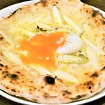 Pizzeria Bella Vita - 佐賀県産ホワイトアスパラガスと温泉卵のチーズピッツァ トリュフ風味