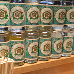 大衆酒場ナツメロ - カウンターにズラリと並ぶキンミヤワンカップ