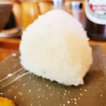 餃子とラーメンの旨い店 みよし - 塩むすび（250円）