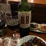 美味ぇ津゛ - この煮込みと赤。たまらん組み合わせ。