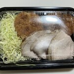 Kicchin Takayama - Bセット（税込¥1,700円）ヒレカツ、コロッケはAセットと一緒で、違いはローストポークです。とても柔らかいお肉なので、3枚あってもペロリでした。