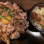 ひだまり庵 本店 - 三種盛肉丼の大盛り➕牛カス煮そばセット（1400円）