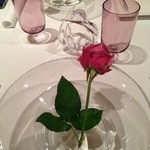 ラール・エ・ラ・マニエール - バラのお出迎え