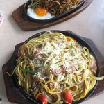 喫茶ボン - カレーソーススパゲッティー 大盛り 1,000円（以下 税込み）と 焼きそば 720円。