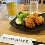 Shokujidokoro Yumomian - 生ビール690円と鶏もも肉の竜田揚げ690円