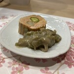 うを徳 - 富山県産ほたるいかと桜エビのユッケ、和歌山県産うすい豆葛寄せ、赤穂牡蠣 土佐酢ジュレかけ