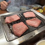 赤坂 らいもん - タン塩を焼きます