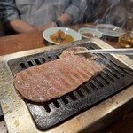 赤坂 らいもん - サーロインを焼きます