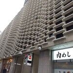 Nikumeshi Okamoto - ニュー新橋ビル、フィボナッチ数列の窓の並び
