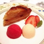ル・トワ・ルージュ - ディナー：アップルパイ