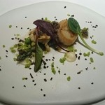 エクアトゥール - ［１回目］オマール海老と活けホタテのポアレ、フォンダンエシャロットとハーブのヴィネグレット、有機野菜とトリュフのサラダ添え