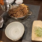 馬肉バル 新三よし - おたぐり鍋(S)。葉物野菜、キノコたっぷり、蓋にくっつく可愛いにんじん笑