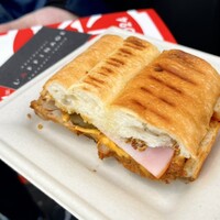 レストラン ラフィナージュ - [dancyu祭2024限定メニュー]キューバサンド2024 1000円 食感良く焼き上げられたフランスパンにライムやオレンジがきいた爽やかな風味 高良シェフ直々の提供で恐縮でした