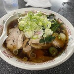 Aoshima shokudou sutsui - 青島ラーメン(¥800)+ほうれん草100円増し+薬味ねぎ50円増し