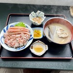 シーサイド磯貝 - カニ丼（税込み１９８０円）とタラ汁（＋３３０円）