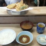 満る善 - カウンター台に置かれる熱々の天ぷら